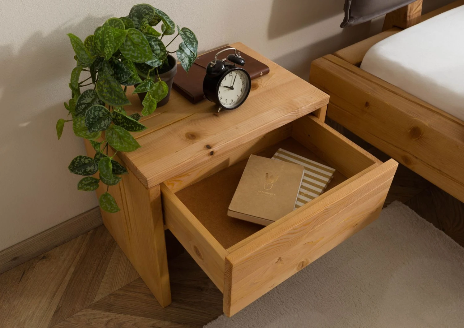 Comodino In Legno Di Abete 50x35x46 Oliato - Verniciato/ Natur FICHTELBERG #20 6 Comodino In Legno Di Abete 50x35x46 Oliato - Verniciato/ Natur FICHTELBERG #20 - immagine 4