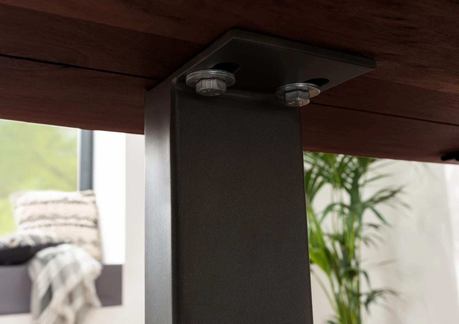 FREEFORM 3 Tavolo Da Pranzo In Legno Di Acacia - Laccato Marrone / Gambe In Ferro - Antracite Mat 140x90x76 7 FREEFORM 3 Tavolo Da Pranzo In Legno Di Acacia - Laccato Marrone / Gambe In Ferro - Antracite Mat 140x90x76 - immagine 5