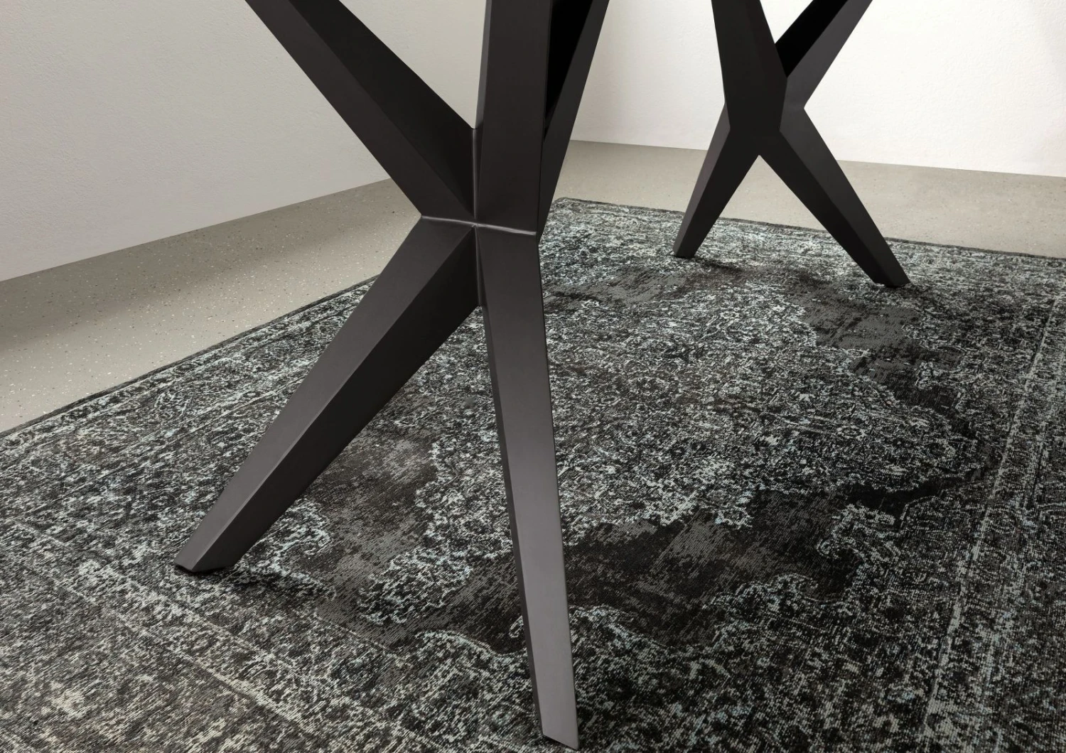 FREEFORM 4 Tavolo Da Pranzo In Legno Di Acacia - Laccato Natur / Gambe In Ferro - Antracite Mat 140x90x76 8 FREEFORM 4 Tavolo Da Pranzo In Legno Di Acacia - Laccato Natur / Gambe In Ferro - Antracite Mat 140x90x76 - immagine 6