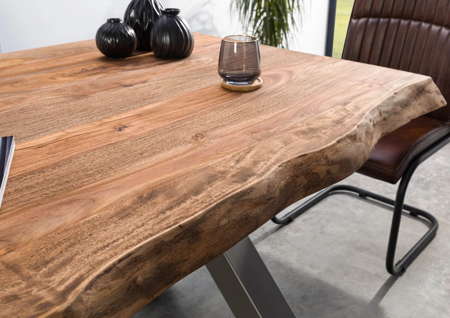 FREEFORM 5 Tavolo Da Pranzo In Legno Di Sheesham - Verniciato Grigio / Gambe In Ferro X Argento Matt 160x90 6 FREEFORM 5 Tavolo Da Pranzo In Legno Di Sheesham - Verniciato Grigio / Gambe In Ferro X Argento Matt 160x90 - immagine 4