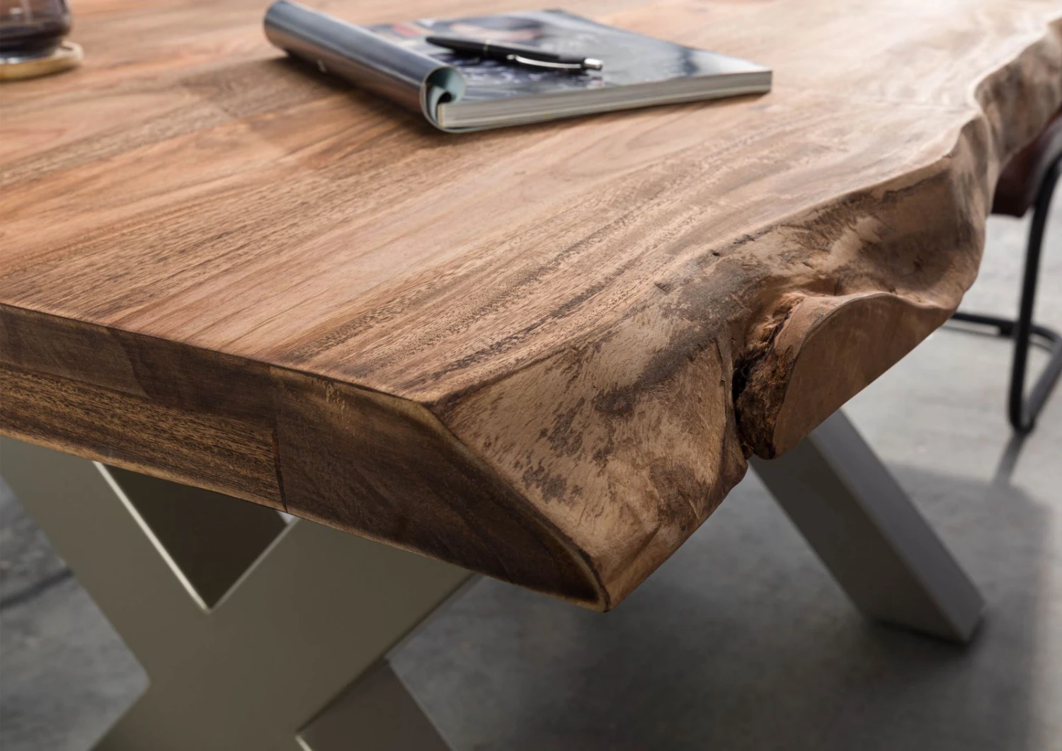 FREEFORM 5 Tavolo Da Pranzo In Legno Di Sheesham - Verniciato Grigio / Gambe In Ferro X Argento Matt 160x90 7 FREEFORM 5 Tavolo Da Pranzo In Legno Di Sheesham - Verniciato Grigio / Gambe In Ferro X Argento Matt 160x90 - immagine 5