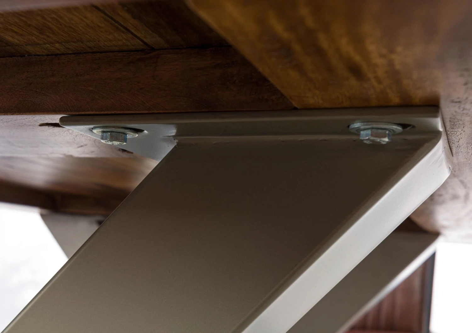 FREEFORM 5 Tavolo Da Pranzo In Legno Di Sheesham - Verniciato Grigio / Gambe In Ferro X Argento Matt 160x90 8 FREEFORM 5 Tavolo Da Pranzo In Legno Di Sheesham - Verniciato Grigio / Gambe In Ferro X Argento Matt 160x90 - immagine 6