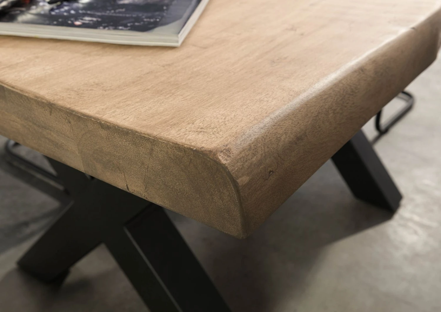 FREEFORM 5 Tavolo Da Pranzo In Legno Di Mango - Verniciato Beige / Gambe In Ferro X Antracite Matt 140x90 6 FREEFORM 5 Tavolo Da Pranzo In Legno Di Mango - Verniciato Beige / Gambe In Ferro X Antracite Matt 140x90 - immagine 4