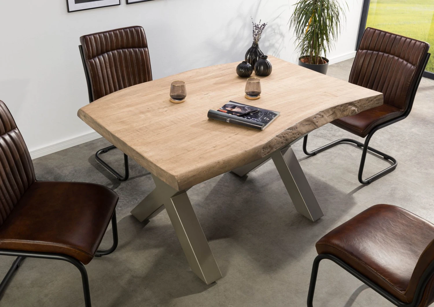 FREEFORM 5 Tavolo Da Pranzo In Legno Di Mango - Verniciato Beige / Gambe In Ferro X Argento Matt 160x90 4 FREEFORM 5 Tavolo Da Pranzo In Legno Di Mango - Verniciato Beige / Gambe In Ferro X Argento Matt 160x90 - immagine 2