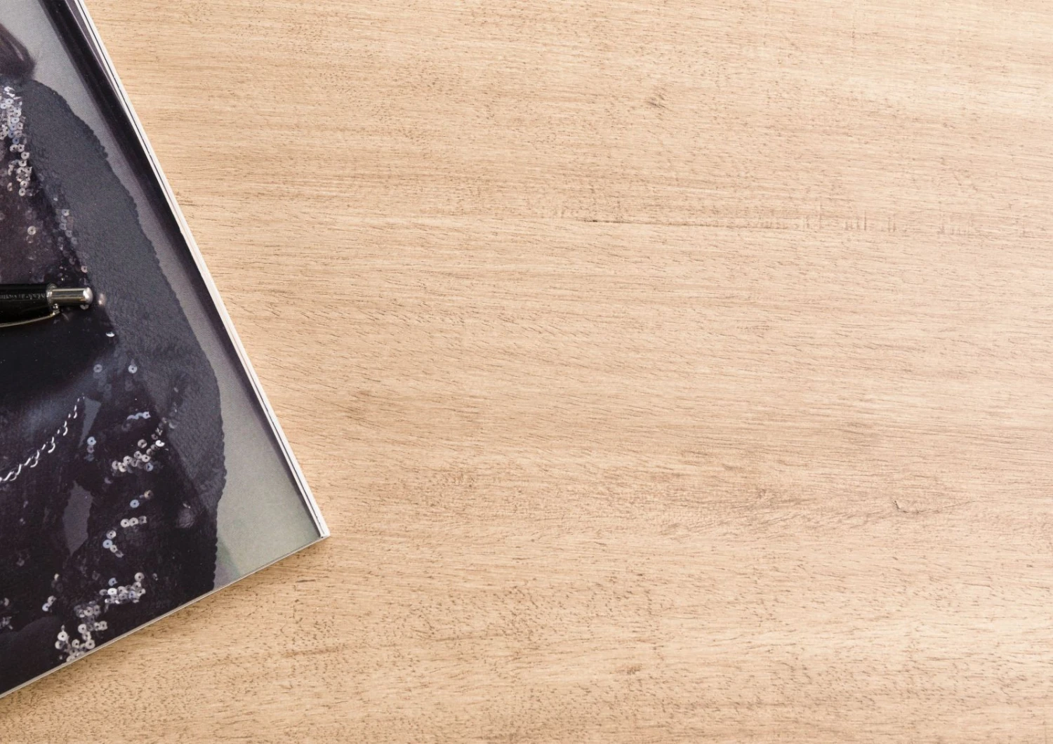 FREEFORM 5 Tavolo Da Pranzo In Legno Di Mango - Verniciato Beige / Gambe In Ferro X Argento Matt 160x90 6 FREEFORM 5 Tavolo Da Pranzo In Legno Di Mango - Verniciato Beige / Gambe In Ferro X Argento Matt 160x90 - immagine 4