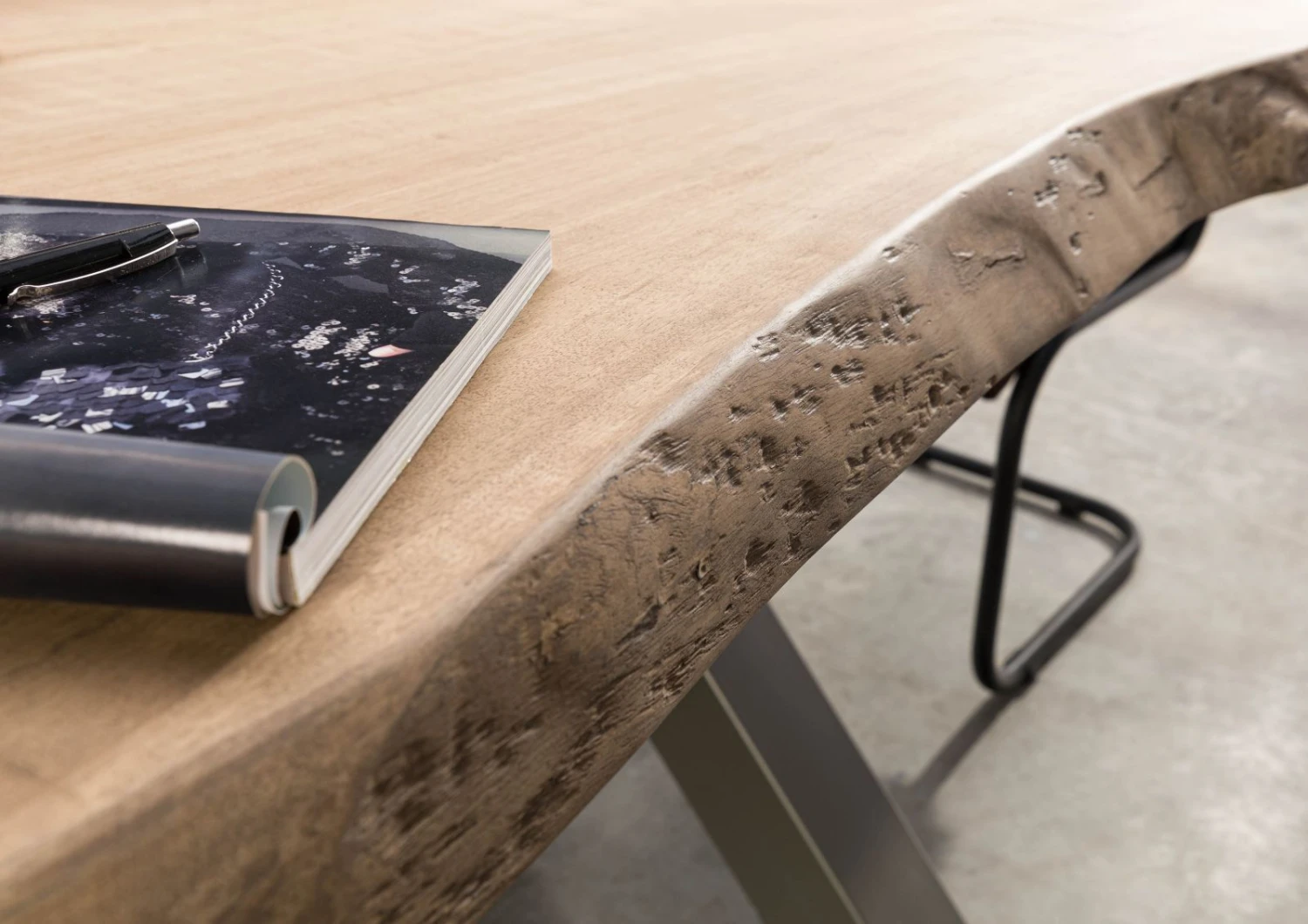 FREEFORM 5 Tavolo Da Pranzo In Legno Di Mango - Verniciato Beige / Gambe In Ferro X Argento Matt 160x90 7 FREEFORM 5 Tavolo Da Pranzo In Legno Di Mango - Verniciato Beige / Gambe In Ferro X Argento Matt 160x90 - immagine 5