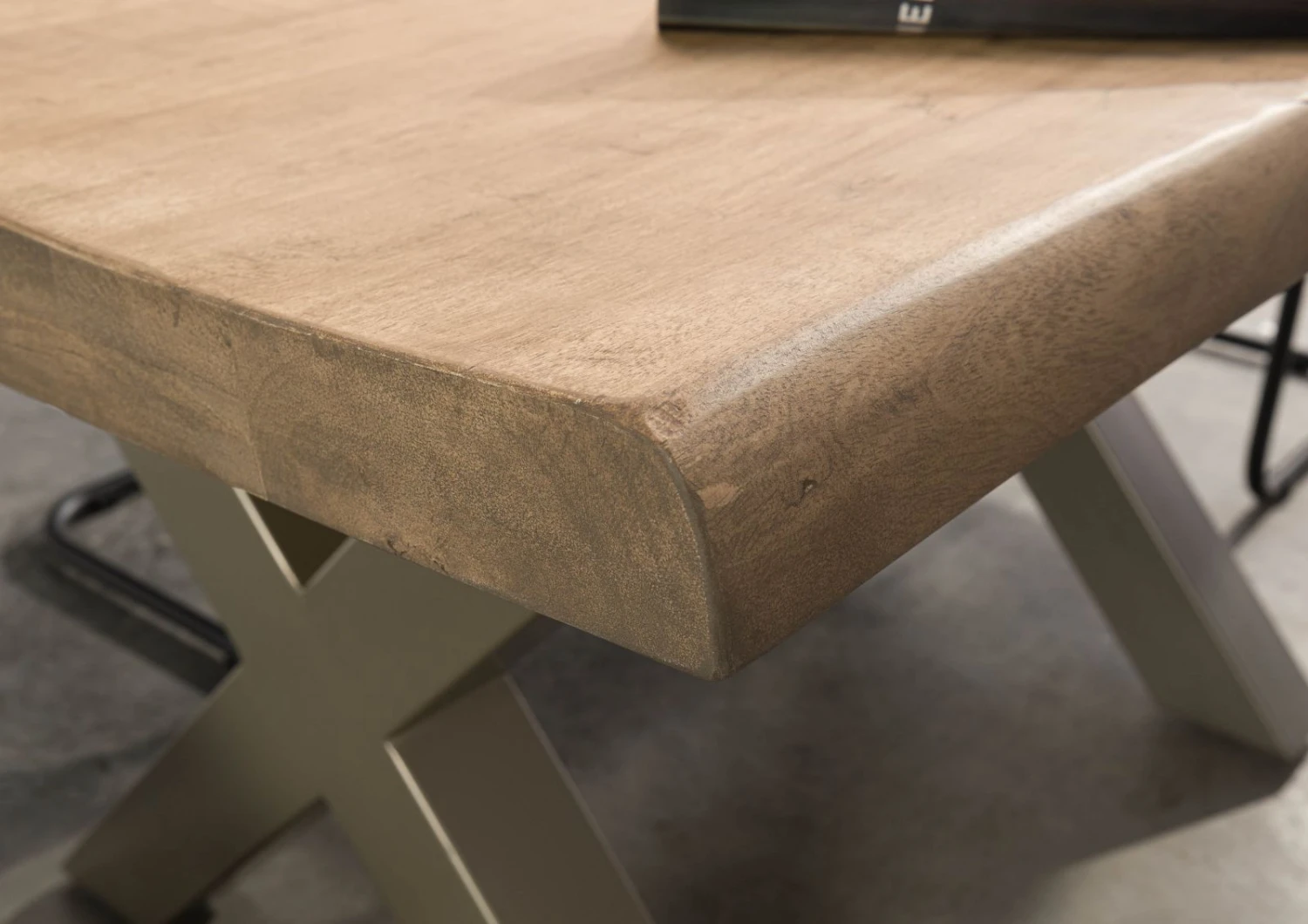 FREEFORM 5 Tavolo Da Pranzo In Legno Di Mango - Verniciato Beige / Gambe In Ferro X Argento Matt 160x90 8 FREEFORM 5 Tavolo Da Pranzo In Legno Di Mango - Verniciato Beige / Gambe In Ferro X Argento Matt 160x90 - immagine 6