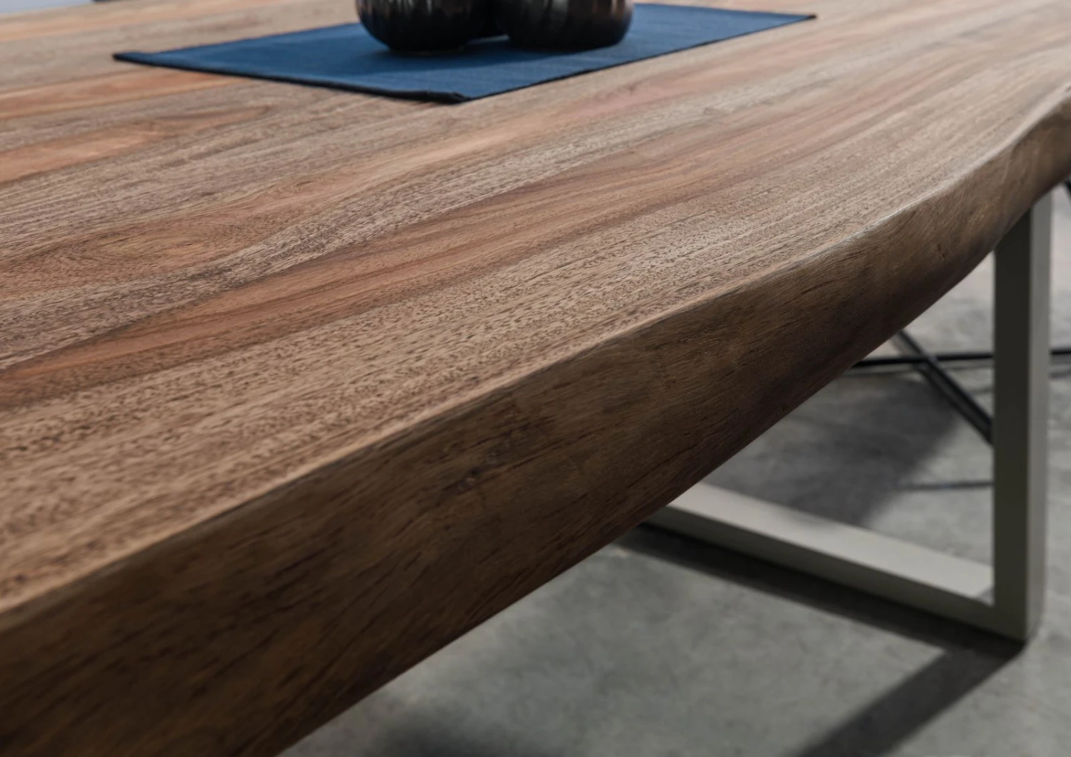 FREEFORM 5 Tavolo Da Pranzo In Legno Di Sheesham - Verniciato Grigio / Gambe In Ferro U Argento Matt 220x100 7 FREEFORM 5 Tavolo Da Pranzo In Legno Di Sheesham - Verniciato Grigio / Gambe In Ferro U Argento Matt 220x100 - immagine 5