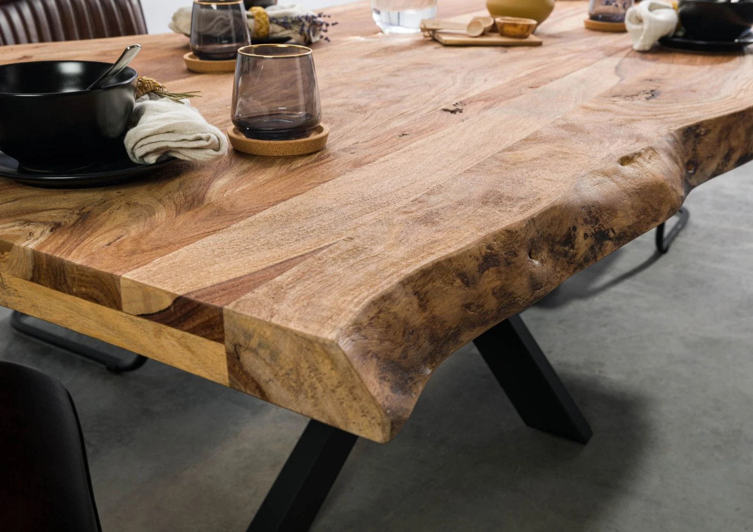 FREEFORM 5 Tavolo Da Pranzo In Legno Di Sheesham - Sabbiato Natur / Gambe Incrociate Antracite Matt 240x100 6 FREEFORM 5 Tavolo Da Pranzo In Legno Di Sheesham - Sabbiato Natur / Gambe Incrociate Antracite Matt 240x100 - immagine 4