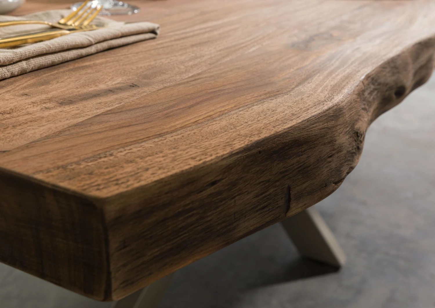 FREEFORM 5 Tavolo Da Pranzo In Legno Di Sheesham - Decapato / Naturale - Gambe Ad X Argento Matt 200x100 6 FREEFORM 5 Tavolo Da Pranzo In Legno Di Sheesham - Decapato / Naturale - Gambe Ad X Argento Matt 200x100 - immagine 4