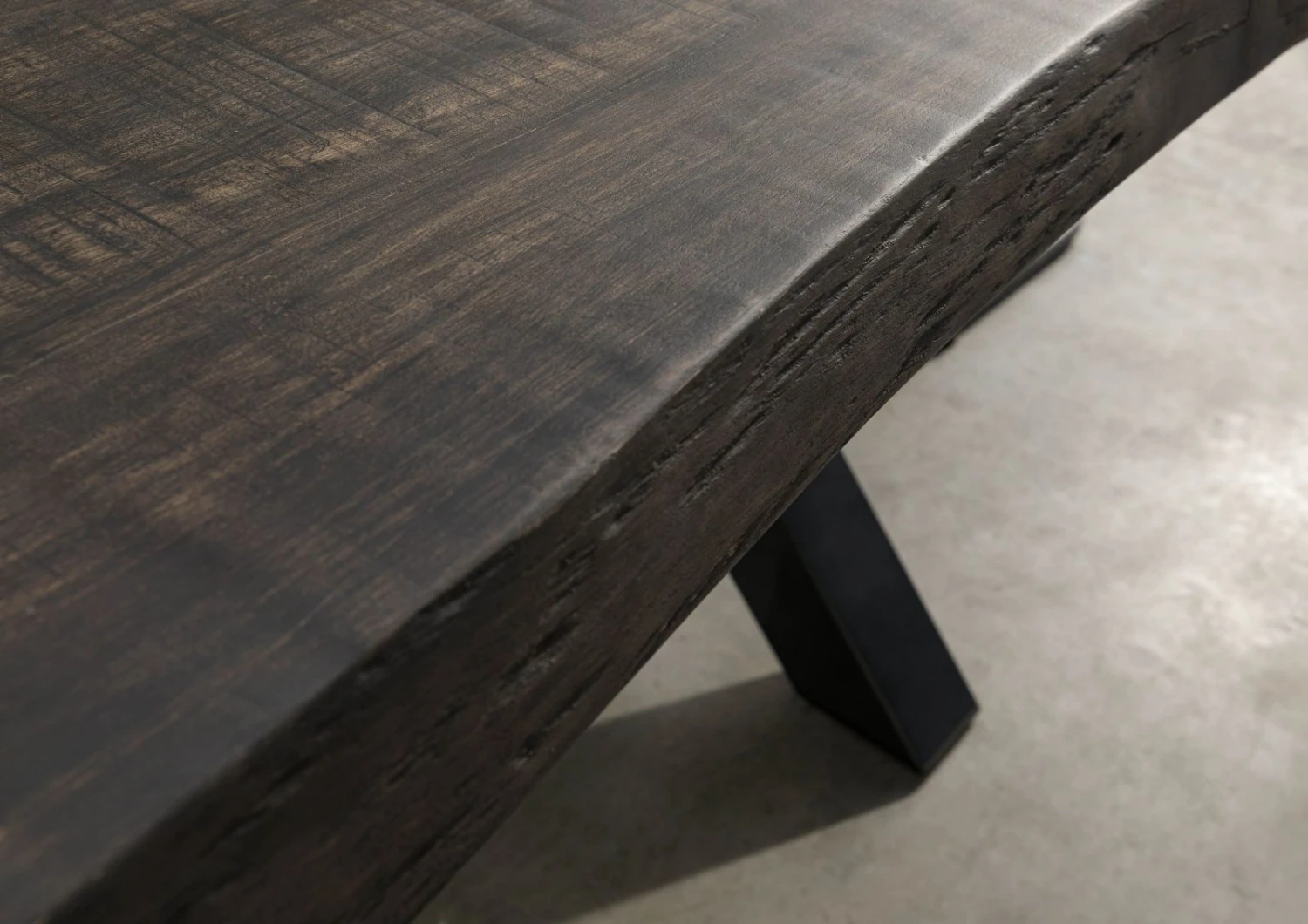 FREEFORM 5 Tavolo Da Pranzo In Legno Di Mango - Verniciato Grigio / Gambe In Ferro X Antracite Lucido 220x100 7 FREEFORM 5 Tavolo Da Pranzo In Legno Di Mango - Verniciato Grigio / Gambe In Ferro X Antracite Lucido 220x100 - immagine 5