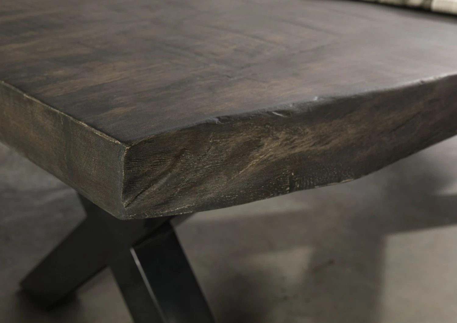 FREEFORM 5 Tavolo Da Pranzo In Legno Di Mango - Verniciato Grigio / Gambe In Ferro X Antracite Lucido 220x100 8 FREEFORM 5 Tavolo Da Pranzo In Legno Di Mango - Verniciato Grigio / Gambe In Ferro X Antracite Lucido 220x100 - immagine 6