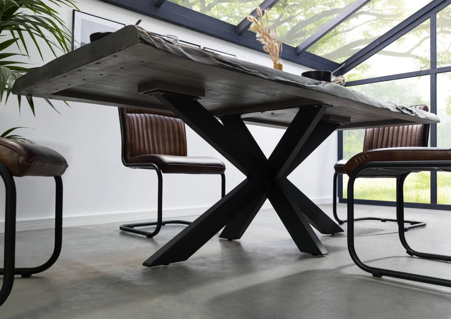 FREEFORM 5 Tavolo Da Pranzo In Legno Di Mango - Verniciato Grigio / Gambe Incrociate Antracite Matt 220x100 5 FREEFORM 5 Tavolo Da Pranzo In Legno Di Mango - Verniciato Grigio / Gambe Incrociate Antracite Matt 220x100 - immagine 3