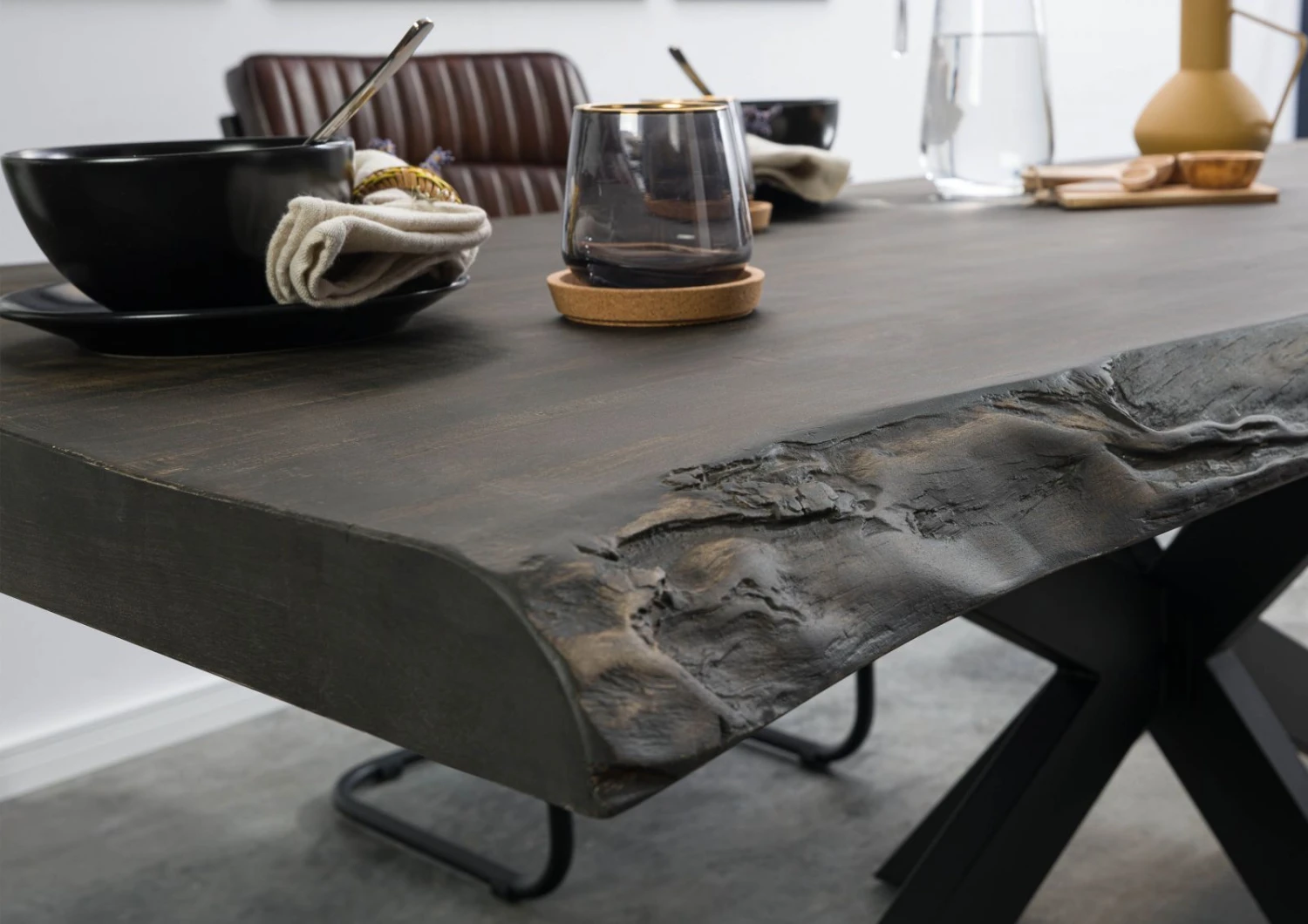 FREEFORM 5 Tavolo Da Pranzo In Legno Di Mango - Verniciato Grigio / Gambe Incrociate Antracite Matt 220x100 7 FREEFORM 5 Tavolo Da Pranzo In Legno Di Mango - Verniciato Grigio / Gambe Incrociate Antracite Matt 220x100 - immagine 5