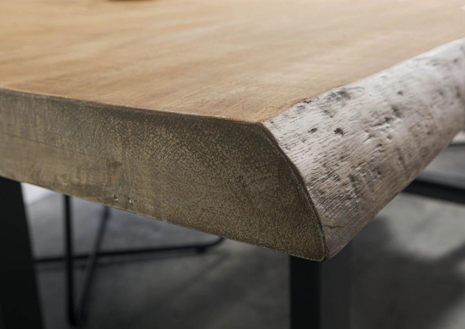 FREEFORM 5 Tavolo Da Pranzo In Legno Di Mango - Verniciato Beige / Gambe In Ferro U Antracite Matt 180x90 7 FREEFORM 5 Tavolo Da Pranzo In Legno Di Mango - Verniciato Beige / Gambe In Ferro U Antracite Matt 180x90 - immagine 5