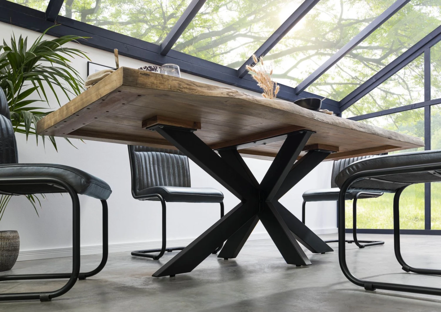 FREEFORM 5 Tavolo Da Pranzo In Legno Di Mango - Verniciato Beige / Gambe Incrociate Antracite Matt 200x100 5 FREEFORM 5 Tavolo Da Pranzo In Legno Di Mango - Verniciato Beige / Gambe Incrociate Antracite Matt 200x100 - immagine 3