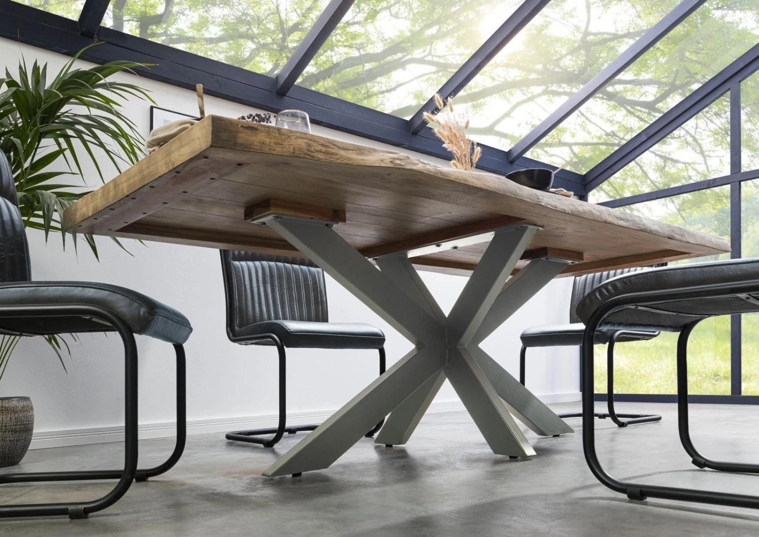 FREEFORM 5 Tavolo Da Pranzo In Legno Di Mango - Verniciato Beige / Gambe Incrociate Argento 200x100 5 FREEFORM 5 Tavolo Da Pranzo In Legno Di Mango - Verniciato Beige / Gambe Incrociate Argento 200x100 - immagine 3