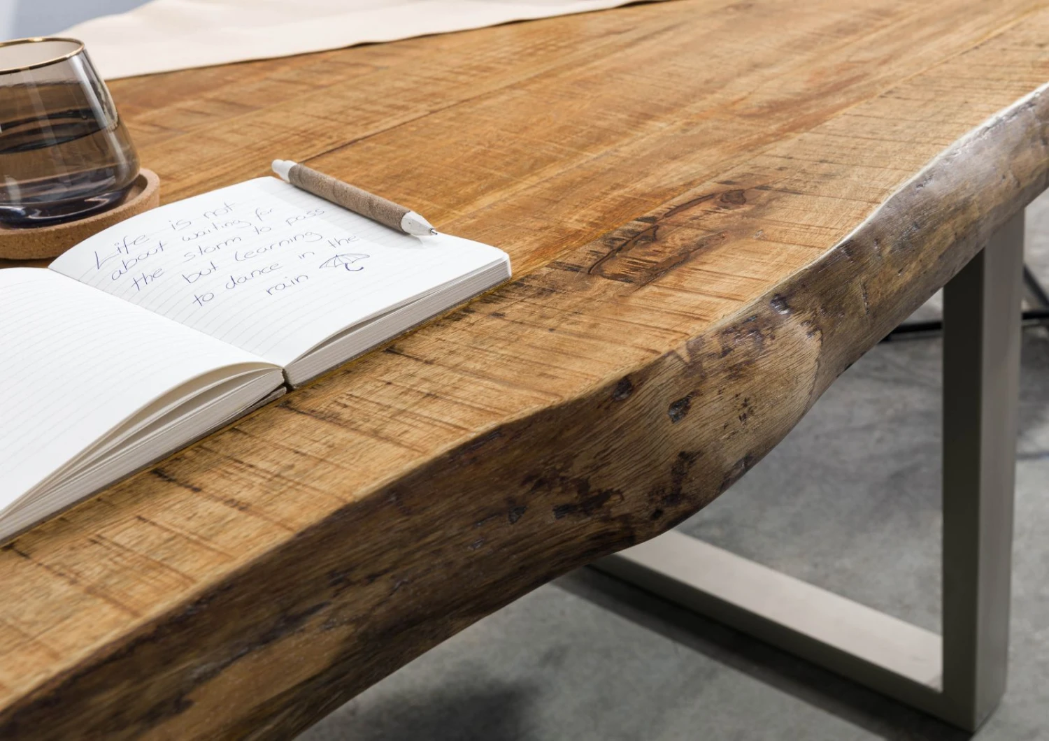 FREEFORM 5 Tavolo Da Pranzo In Legno Di Mango - Verniciato Natur / Gambe In Ferro U Argento Matt 200x100 7 FREEFORM 5 Tavolo Da Pranzo In Legno Di Mango - Verniciato Natur / Gambe In Ferro U Argento Matt 200x100 - immagine 5