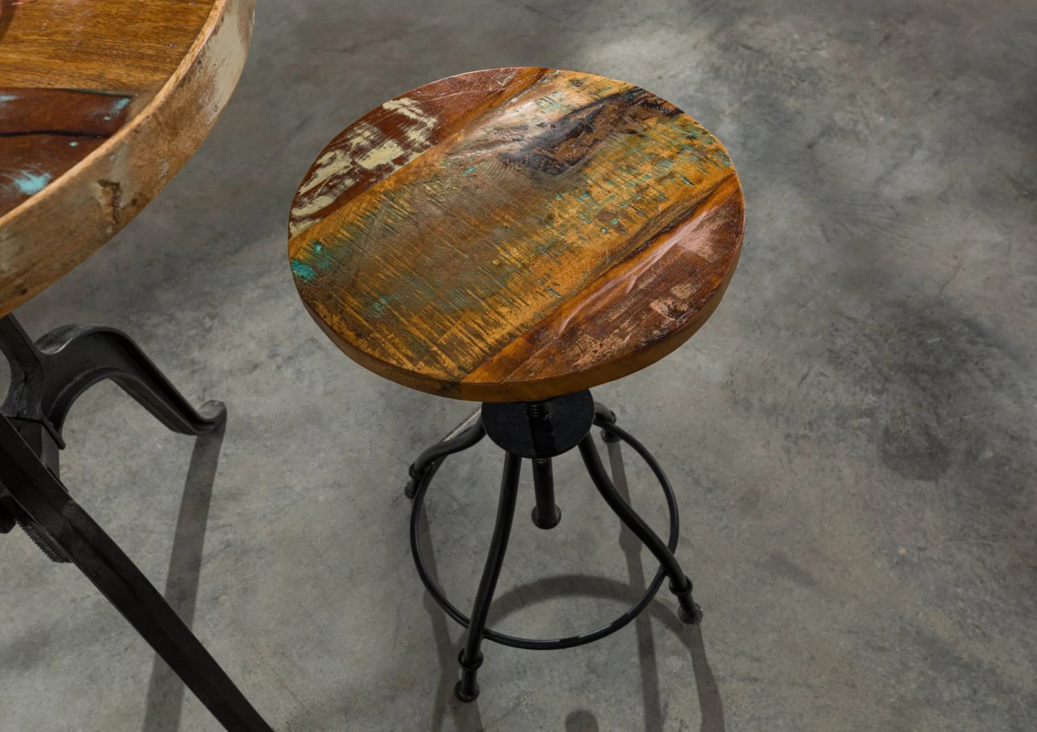 INDUSTRIAL #19 Sgabello In Legno Riciclato E Ferro - Laccato Multicolore 40x40x60-85 4 INDUSTRIAL #19 Sgabello In Legno Riciclato E Ferro - Laccato Multicolore 40x40x60-85 - immagine 2