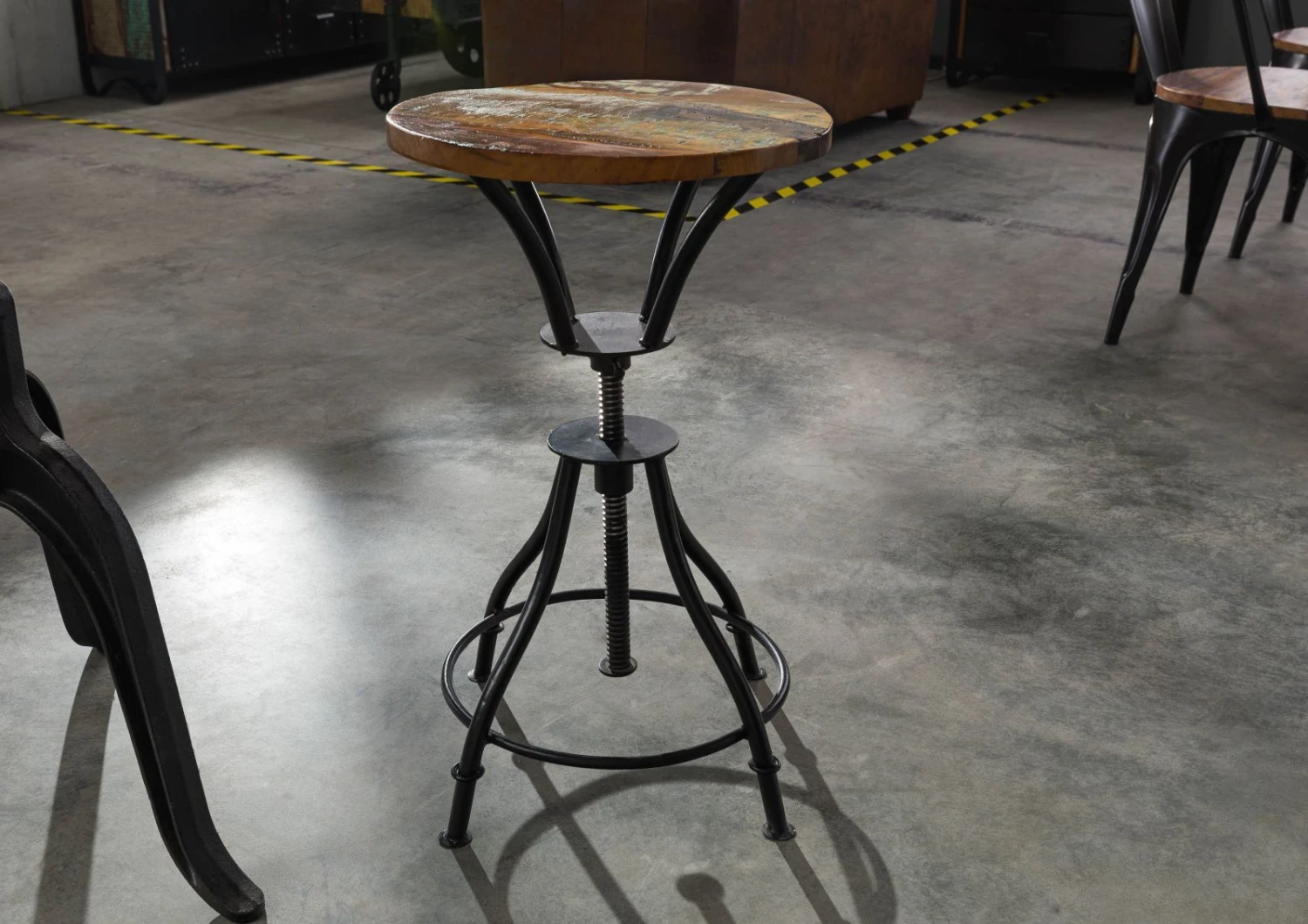 INDUSTRIAL #19 Sgabello In Legno Riciclato E Ferro - Laccato Multicolore 40x40x60-85 5 INDUSTRIAL #19 Sgabello In Legno Riciclato E Ferro - Laccato Multicolore 40x40x60-85 - immagine 3