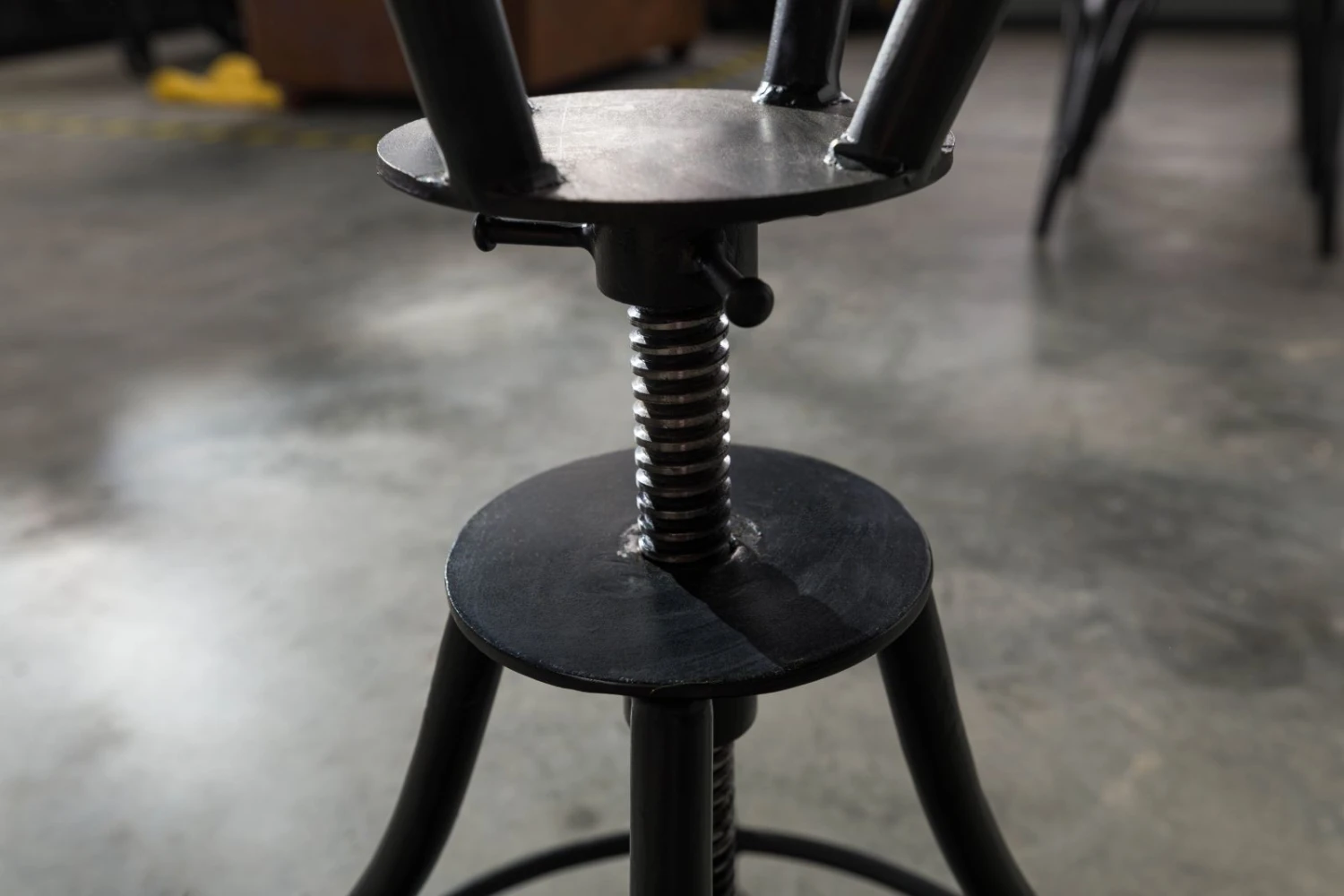 INDUSTRIAL #19 Sgabello In Legno Riciclato E Ferro - Laccato Multicolore 40x40x60-85 6 INDUSTRIAL #19 Sgabello In Legno Riciclato E Ferro - Laccato Multicolore 40x40x60-85 - immagine 4