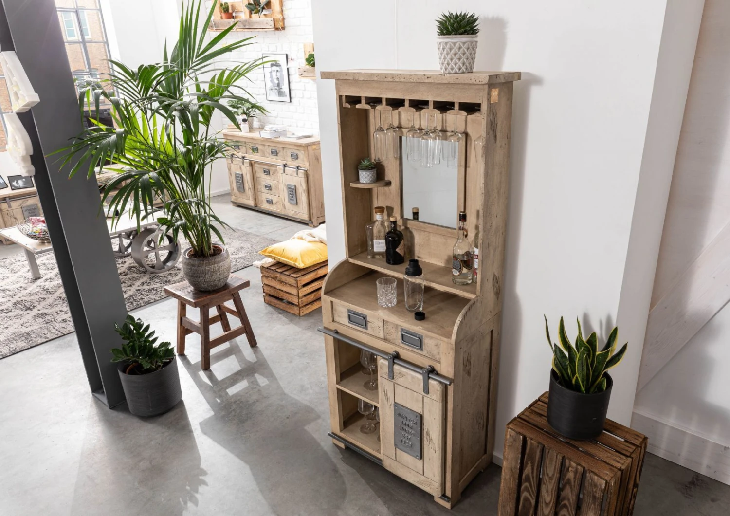 RAILWAY #341 Mobile Bar In Legno Di Mango - Laccato / Whitewash 75x35x170 4 RAILWAY #341 Mobile Bar In Legno Di Mango - Laccato / Whitewash 75x35x170 - immagine 2