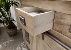 Credenza In Legno Di Mango 150x45x90 Sbiancato Laccato RAILWAY #320 15 Credenza In Legno Di Mango 150x45x90 Sbiancato Laccato RAILWAY #320 -Massivmoebel24 09 312 772 2018 5