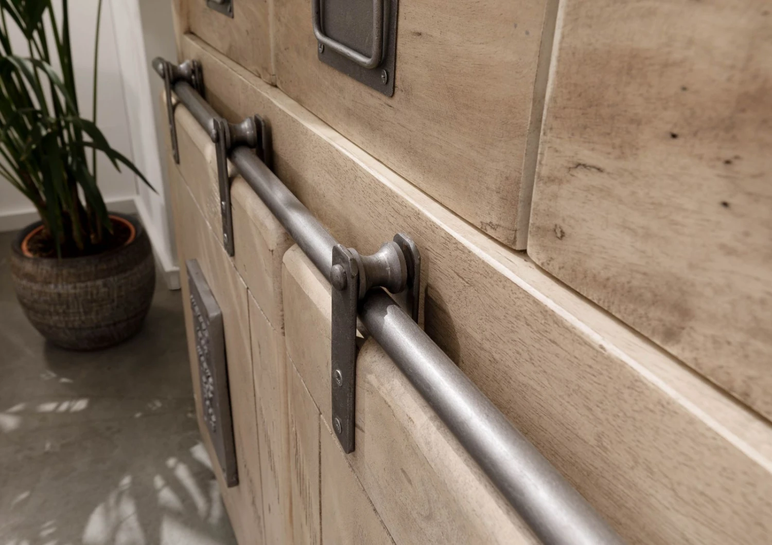 Credenza In Legno Di Mango 150x45x90 Sbiancato Laccato RAILWAY #320 8 Credenza In Legno Di Mango 150x45x90 Sbiancato Laccato RAILWAY #320 - immagine 6