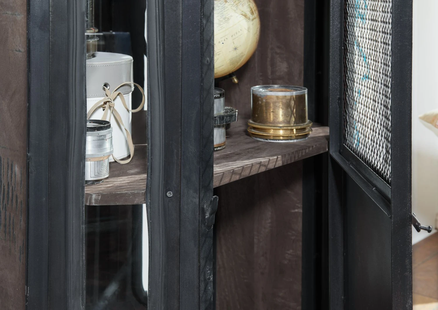 Vetrina In Legno Di Mango 76x60x120 Grigio Scuro Laccato RAILWAY #230 7 Vetrina In Legno Di Mango 76x60x120 Grigio Scuro Laccato RAILWAY #230 - immagine 5