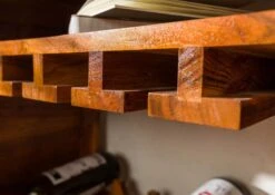 Porta Bottiglie In Legno Di Acacia 67x35x120 Miele Dorato Laccato OXFORD #0533 13 Porta Bottiglie In Legno Di Acacia 67x35x120 Miele Dorato Laccato OXFORD #0533 -Massivmoebel24 09 350 610 0P45 4