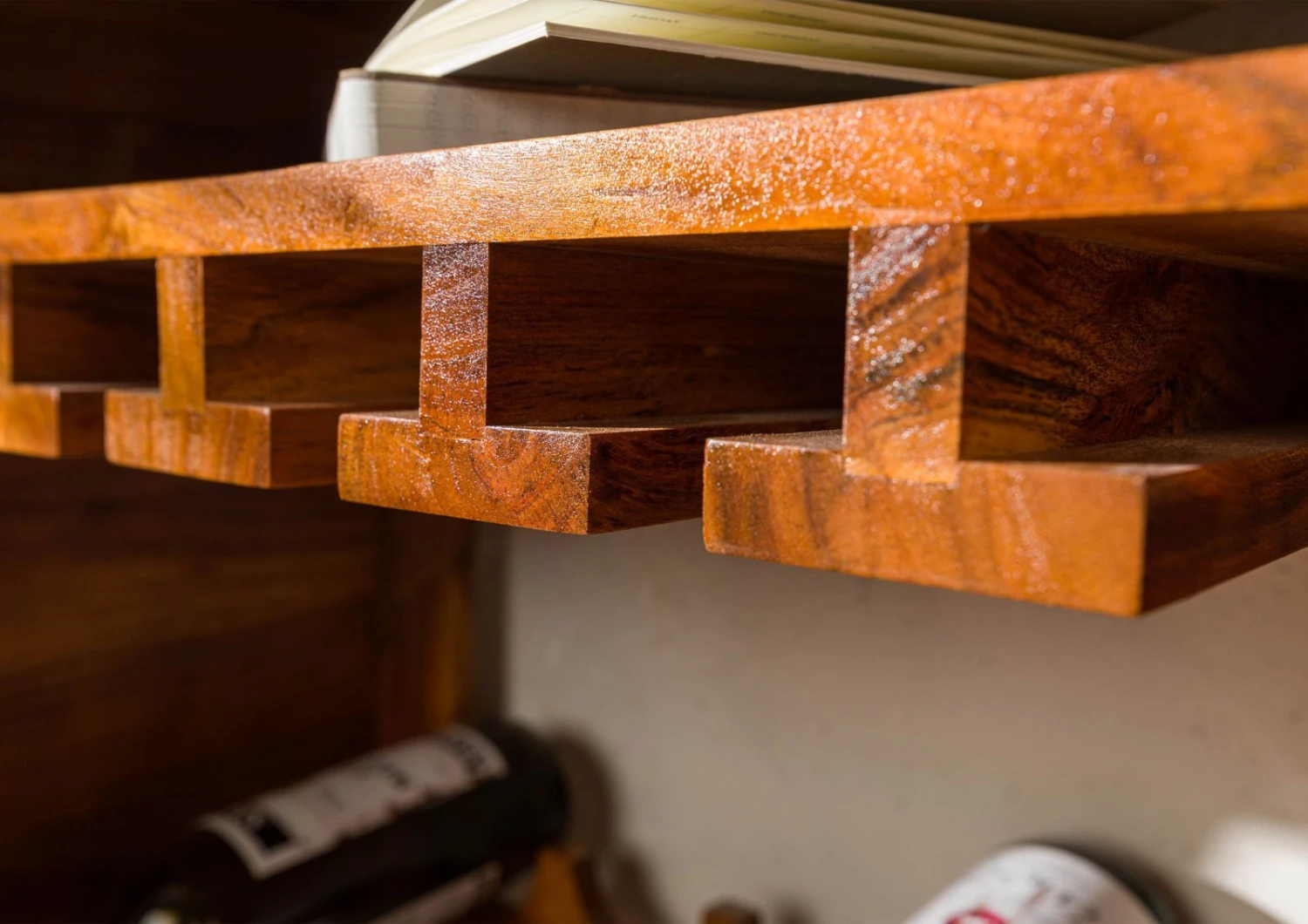 Porta Bottiglie In Legno Di Acacia 67x35x120 Miele Dorato Laccato OXFORD #0533 6 Porta Bottiglie In Legno Di Acacia 67x35x120 Miele Dorato Laccato OXFORD #0533 - immagine 4