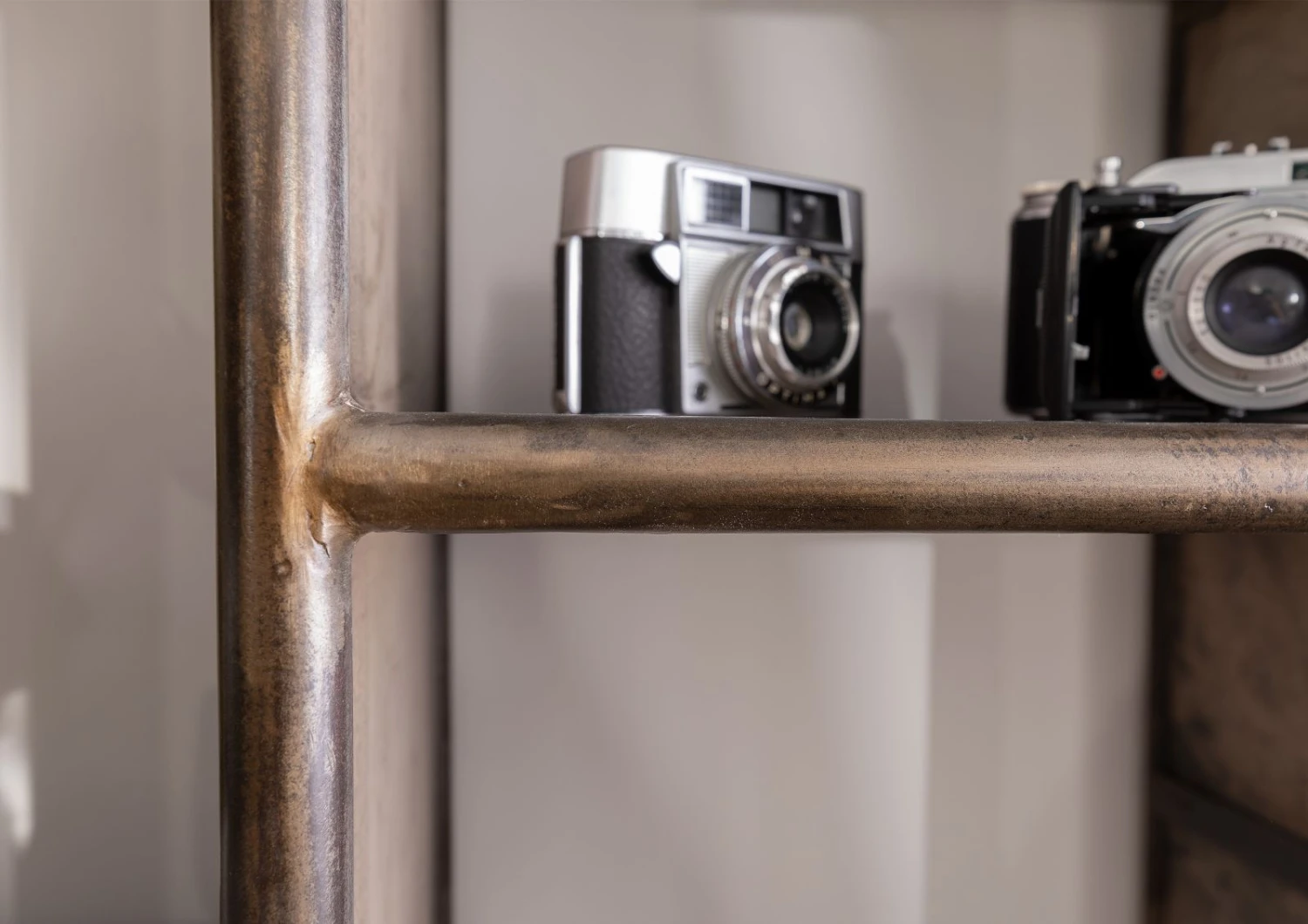 Scaffale In Legno Di Mango 90x40x180 Marrone Laccato HEAVY INDUSTRY #207 7 Scaffale In Legno Di Mango 90x40x180 Marrone Laccato HEAVY INDUSTRY #207 - immagine 5