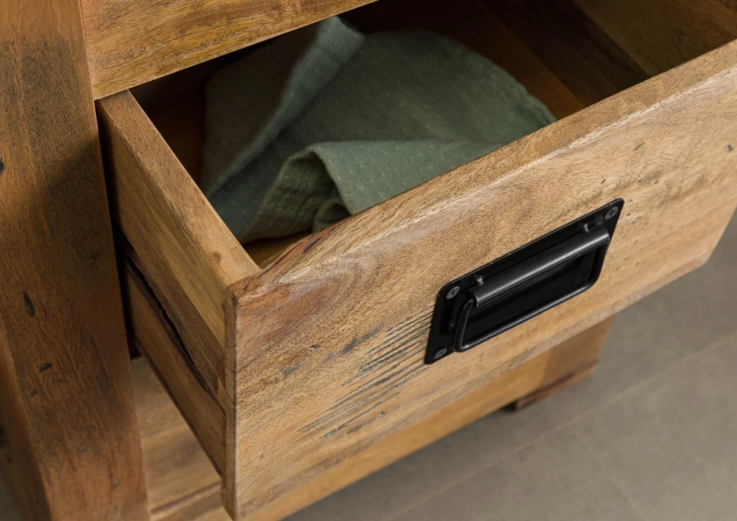 RAILWAY #179 Armadietto In Legno Di Mango - Laccato / Natur 50x35x195 8 RAILWAY #179 Armadietto In Legno Di Mango - Laccato / Natur 50x35x195 - immagine 6