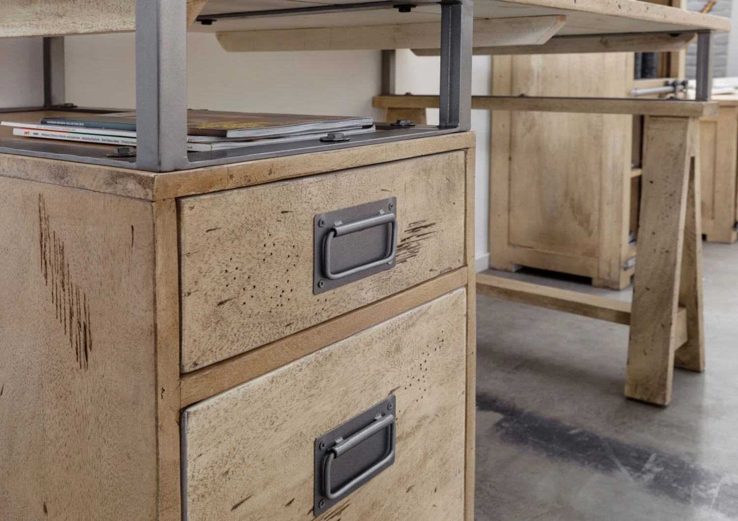 Scrivania In Legno Di Mango 140x78x80 Sbiancato Laccato RAILWAY #329 8 Scrivania In Legno Di Mango 140x78x80 Sbiancato Laccato RAILWAY #329 - immagine 6