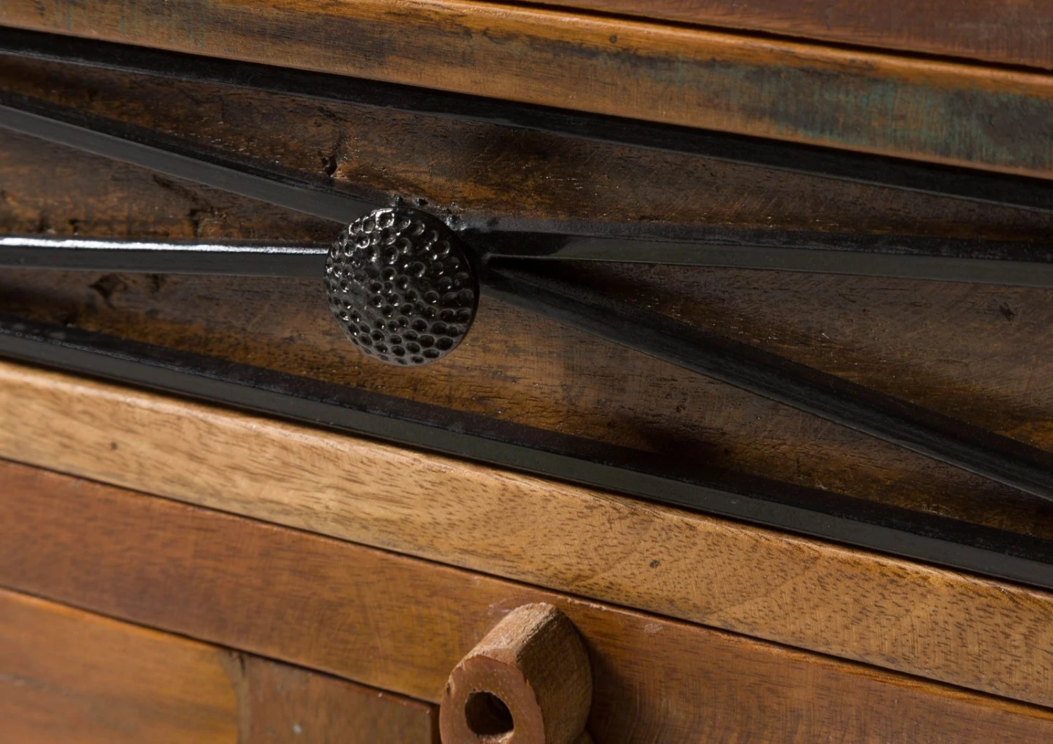 NATURE OF SPIRIT #132 Comodino In Legno Riciclato - Laccato / Multicolore 55x40x75 6 NATURE OF SPIRIT #132 Comodino In Legno Riciclato - Laccato / Multicolore 55x40x75 - immagine 4