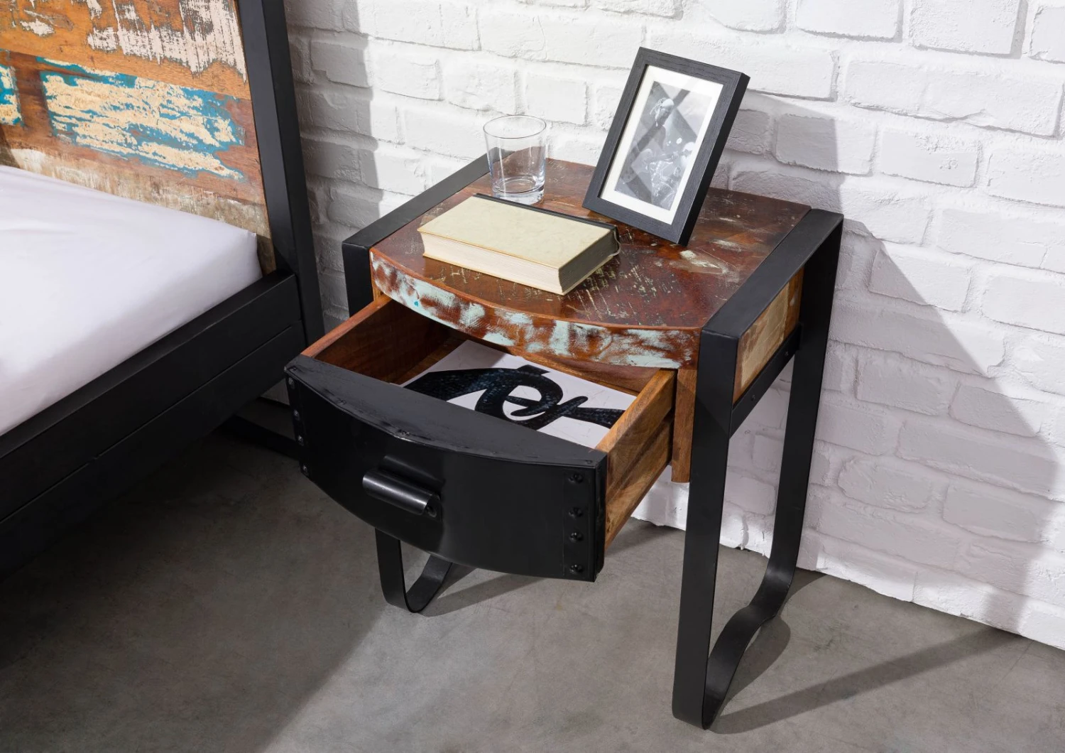 Comodino In Legno Di Legno Riciclato 50x40x60 Multicolore Laccato INDUSTRIAL #11 6 Comodino In Legno Di Legno Riciclato 50x40x60 Multicolore Laccato INDUSTRIAL #11 - immagine 4