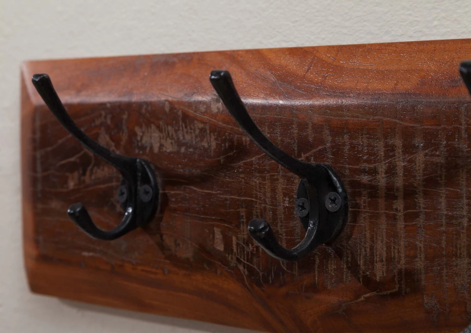 NATURE OF SPIRIT #82 Appendiabiti Da Parete In Legno Riciclato Laccato / Multicolore 66x8x13 5 NATURE OF SPIRIT #82 Appendiabiti Da Parete In Legno Riciclato Laccato / Multicolore 66x8x13 - immagine 3