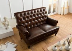 CHESTERFIELD #106 Divano 2 Posti - Vera Pelle / Marrone 140x84x94 13 CHESTERFIELD #106 Divano 2 Posti - Vera Pelle / Marrone 140x84x94 -Massivmoebel24 09 920 890 1006 3