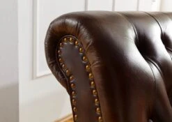 CHESTERFIELD #106 Divano 2 Posti - Vera Pelle / Marrone 140x84x94 17 CHESTERFIELD #106 Divano 2 Posti - Vera Pelle / Marrone 140x84x94 -Massivmoebel24 09 920 890 1006 7