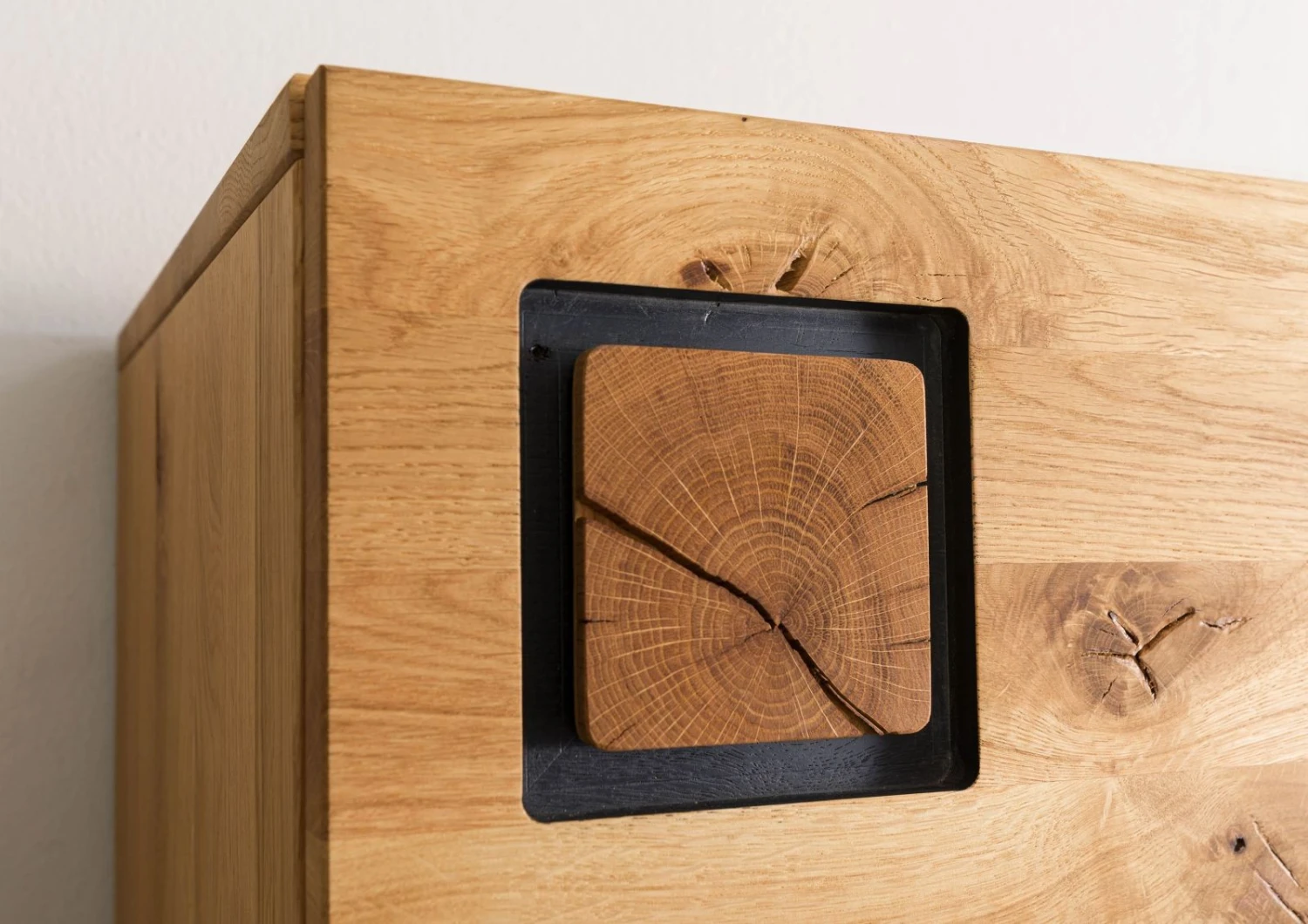 KITZBÜHEL #103 Vetrina In Legno Di Quercia Selvatica - Laccato Oliato / Naturale 50x43,5x204 7 KITZBÜHEL #103 Vetrina In Legno Di Quercia Selvatica - Laccato Oliato / Naturale 50x43,5x204 - immagine 5