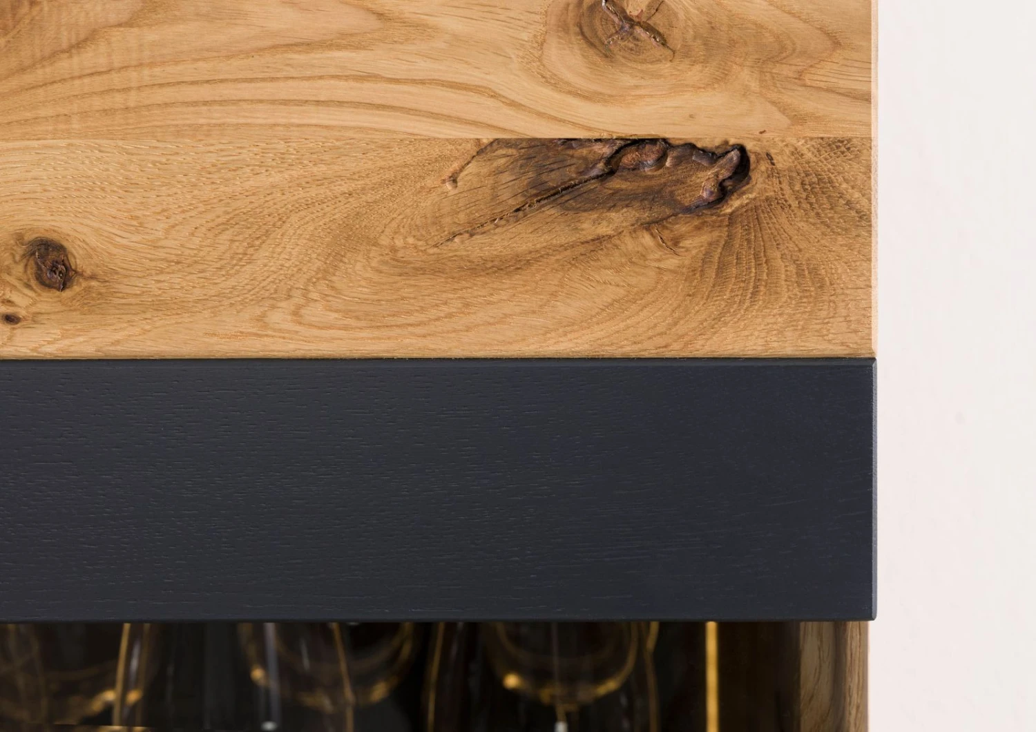 KITZBÜHEL #103 Vetrina In Legno Di Quercia Selvatica - Laccato Oliato / Naturale 50x43,5x204 8 KITZBÜHEL #103 Vetrina In Legno Di Quercia Selvatica - Laccato Oliato / Naturale 50x43,5x204 - immagine 6