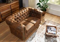 OXFORD Divano Chesterfield - Stoffa / Marrone - Stile Coloniale 148x86x72 12 OXFORD Divano Chesterfield - Stoffa / Marrone - Stile Coloniale 148x86x72 -Massivmoebel24 68 920 100 0044 3