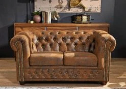 OXFORD Divano Chesterfield - Stoffa / Marrone - Stile Coloniale 148x86x72 13 OXFORD Divano Chesterfield - Stoffa / Marrone - Stile Coloniale 148x86x72 -Massivmoebel24 68 920 100 0044 4
