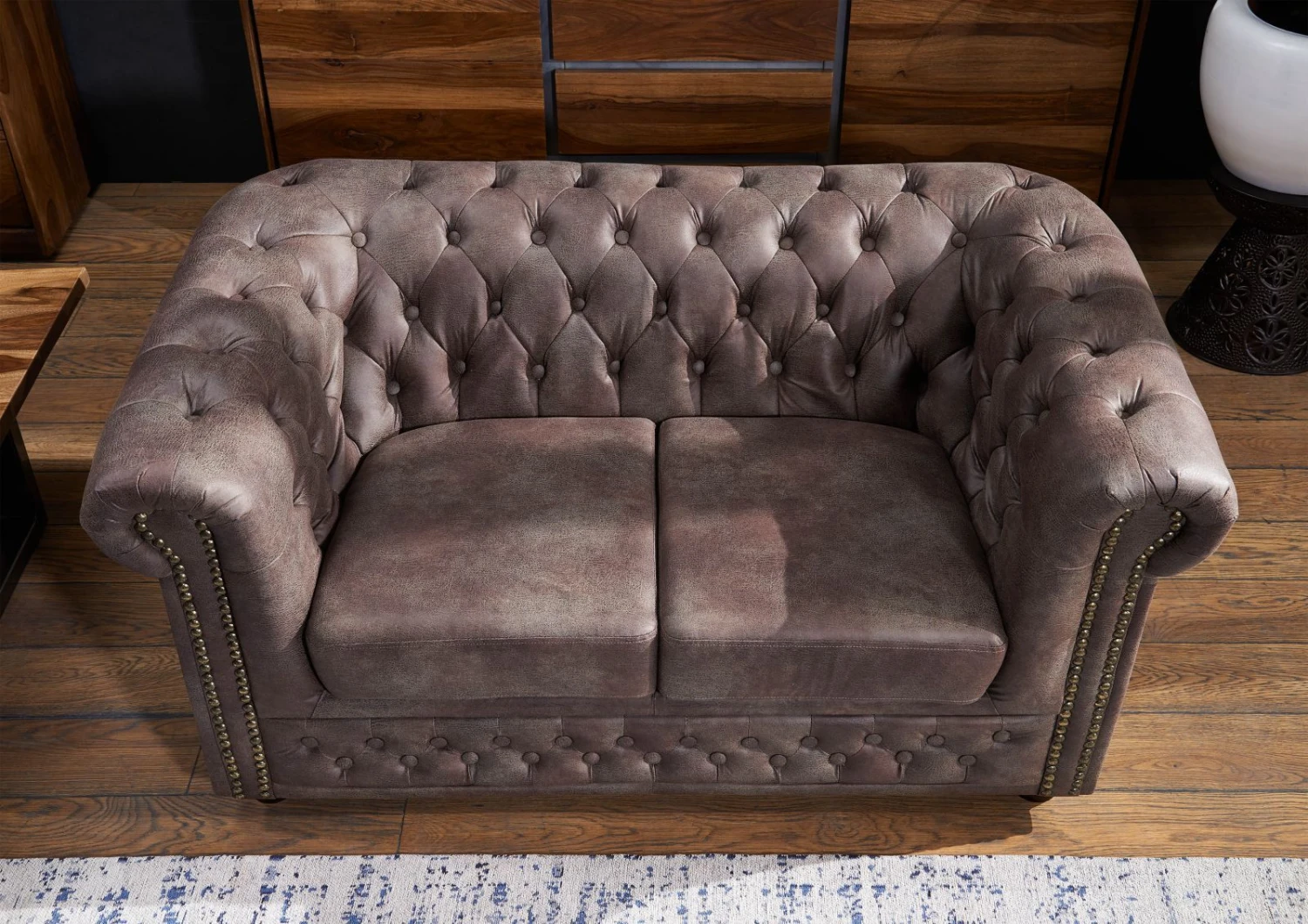 OXFORD Divano Chesterfield - Stoffa / Marrone Scuro - Stile Coloniale 148x86x72 6 OXFORD Divano Chesterfield - Stoffa / Marrone Scuro - Stile Coloniale 148x86x72 - immagine 4